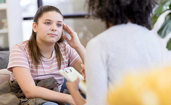 Psychotherapie Gespräch mit Mädchen