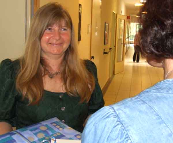 Pflegedienstleiterin Anita Bingart bei der Entgegennahme von Glückwünschen zur Einweihungsfeier