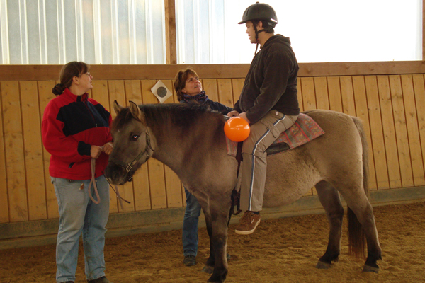 Patient und Betreuer der Gießener Klinik bei der Therapie mit einem Pferd. (Foto: ZSP Mittlere Lahn)