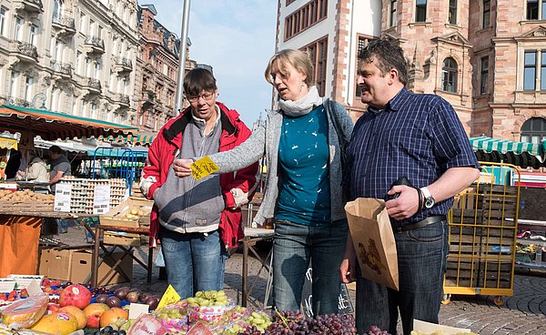 Klienten und eine Mitarbeiterin der begleitenden psychiatrischen Dienste Rheingau auf dem Wochenmarkt