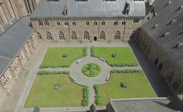 Der Rosengarten der mittelalterlichen Hainaer Klosteranlage 