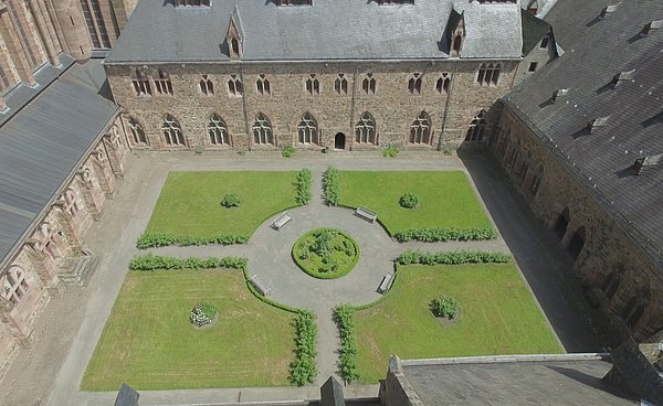 Der Rosengarten der mittelalterlichen Hainaer Klosteranlage