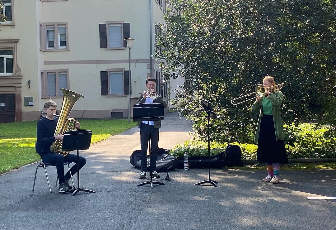 3 Schülerinnen und Schüler des Gymnasiums Gernsheim musizieren bei der Gedenkfeier von Vitos Riedstadt