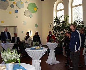Geschäftsführer Martin Engelhardt begrüßt seine Gäste in der ehemalige Kapelle.