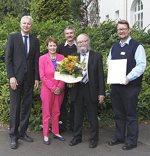 Von links:  Martin Engelhardt (Geschäftsführer), Marlies Schivelbein-Nural (Personalleiterin), Eckhard Jung (Betriebsrat), Dr. Rolf Krämer, Dr. Sascha Wenzel (Kommissarischer Klinikdirektor)