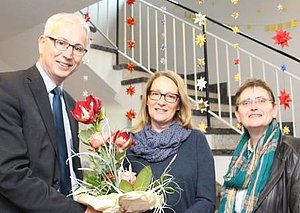 Vitos Geschäftsführer Martin Engelhardt (links) und die stellvertretende Klinikdirektorin Annegret Ochs (rechts) gratulieren Yvonne Schneider zum Gewinn des hessischen Pflegepreises.