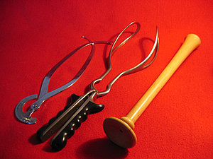 Geckenmesser für Geburtshilfe, Geburtszange nach ANDESSON (ca. 1850) und geburtshilfliches Stethoskop (v. l.)