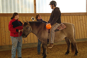 Patient und Betreuer der Gießener Klinik bei der Therapie mit einem Pferd. (Foto: ZSP Mittlere Lahn)