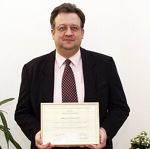 Foto (Vitos Herborn): Professor Preuss freut sich über die Auszeichnung.