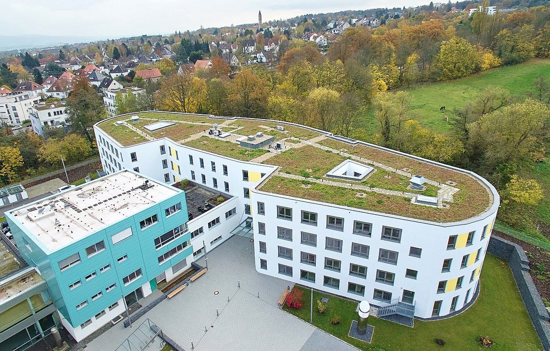 Begrüntes Dach der Vitos Klinik für Psychiatrie und Psychotherapie Kassel