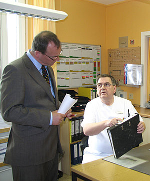 Visitor Rolf Quabeck, St. Franziskus-Hospital Münster (l.) und Stationspfleger Heinz Maurer, ZSP Haina