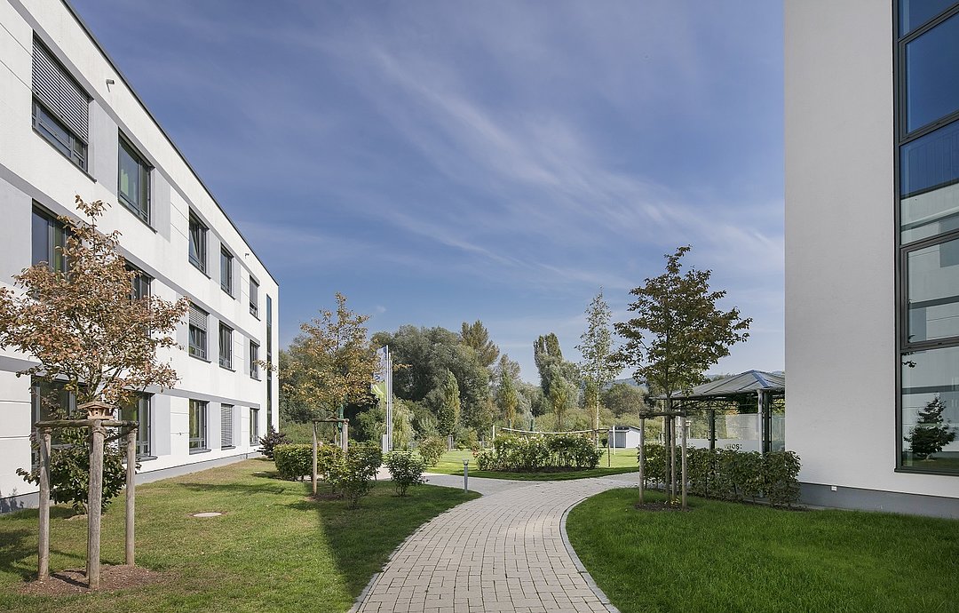 Vitos Klinikum Heppenheim - Gebäude mit Außenanlage