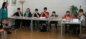 Konzentriert und professionell tragen die Jugendlichen die im Workshop mit Schriftstellerin Mirijam Günter entstandenen Texte vor