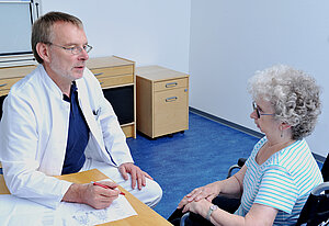 Wulf-Dieter Behnert im Gespräch mit einer Rheumapatientin