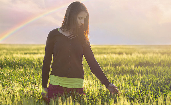 Das Foto zeigt eine Frau im Weizenfeld