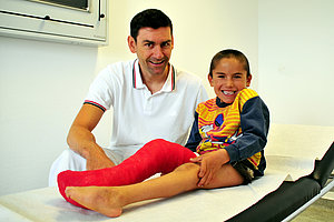 Dr. Matthias Heyden, Leiter der Kinder- und Jugendorthopädie der Vitos Orthopädischen Klinik Kassel (links) mit Rustam Siyovushi aus Usbekistan, Foto: OK Kassel