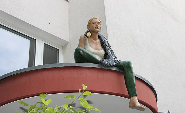 Eingangsbereich der Tagesklinik Wiesbaden mit einer Skulptur von Birgid Helmy
