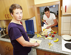 Zwei Jungen machen Obstsalat