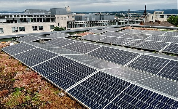 Photovoltaikanlage auf dem Dach des Bürogebäudes der Vitos gGmbH
