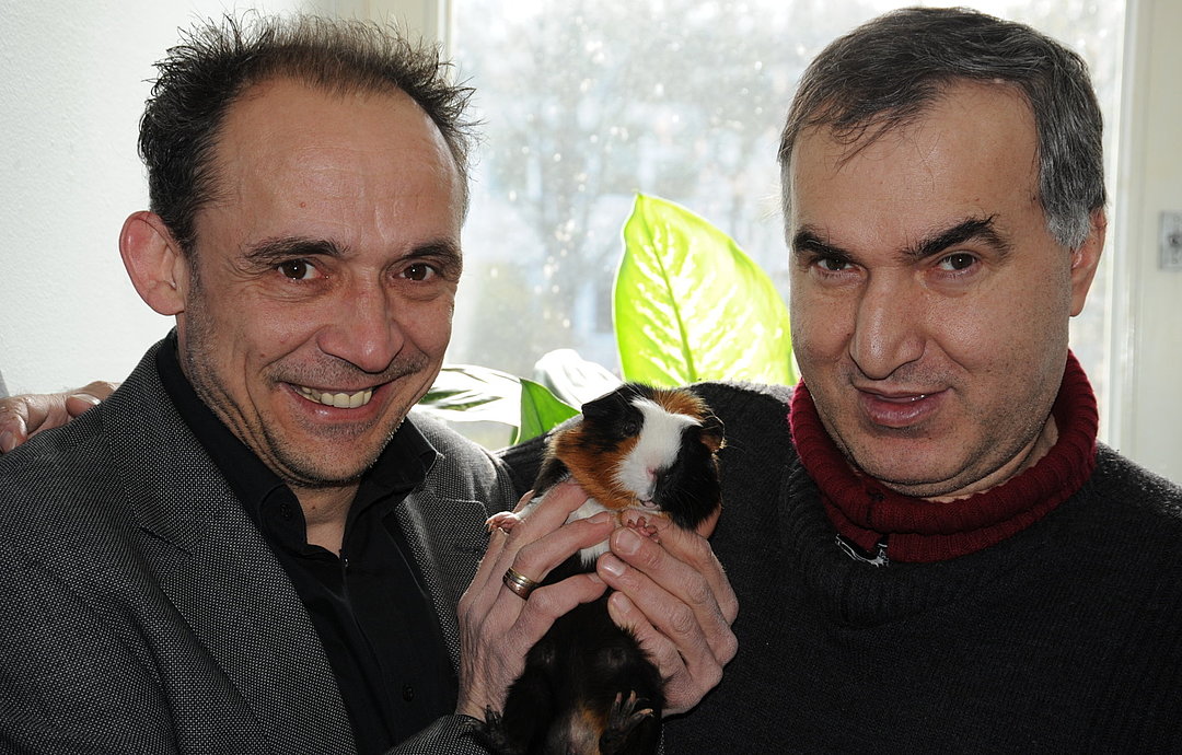 Therapeutischer Leiter Erwin Gruber (links) hat die Tiergestützte Therapie zu einem Alleinstellungsmerkmal der Vitos begleitenden psychiatrischen Dienste Haina entwickelt.  