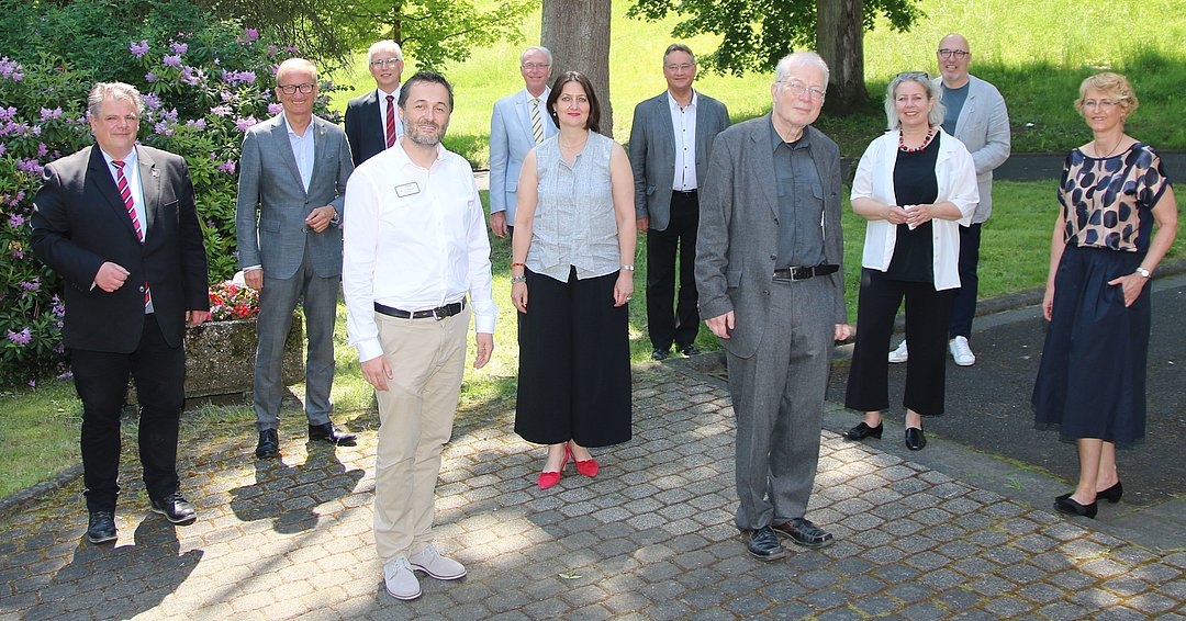Dr. Christoph Andreis (4. Von links) und Prof. Dr. Matthias Wildermuth (4. Von rechts) im Kreise der Grußredner/-innen und weiteren Gästen.