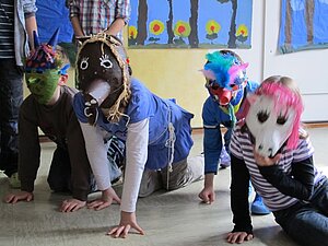 Kindergruppe mit selbstgestalteten Masken