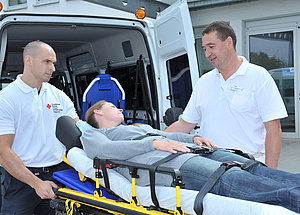 Der Leiter der Traumatologie der Vitos Orthopädischen Klinik Kassel, Dr. Axel Blasi (r.), nimmt eine verletzte Patientin in Empfang.
