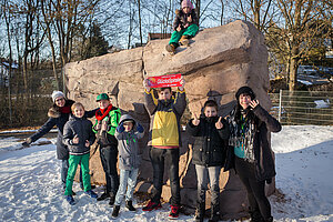 Die Kinder der Vitos Jugendhilfe erobern ihren neuen Kletterfelsen.