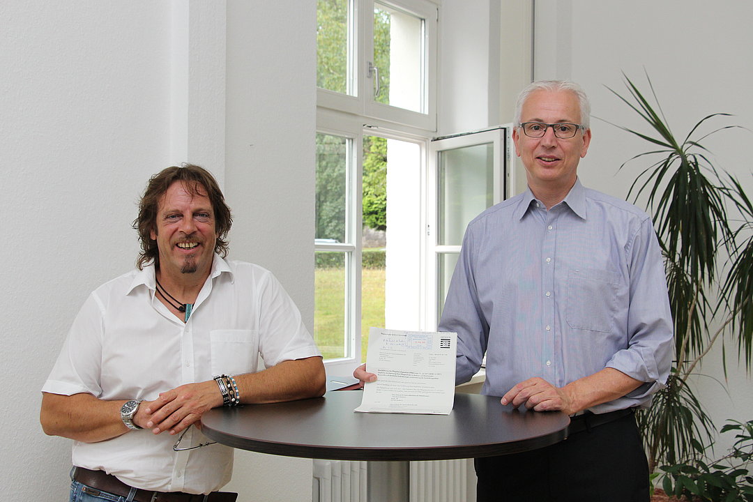 von links: Schulleiter Jörg Achenbach und Geschäftsführer Martin Engelhardt freuen sich über die Erhöhung der Ausbildungskapazitäten.