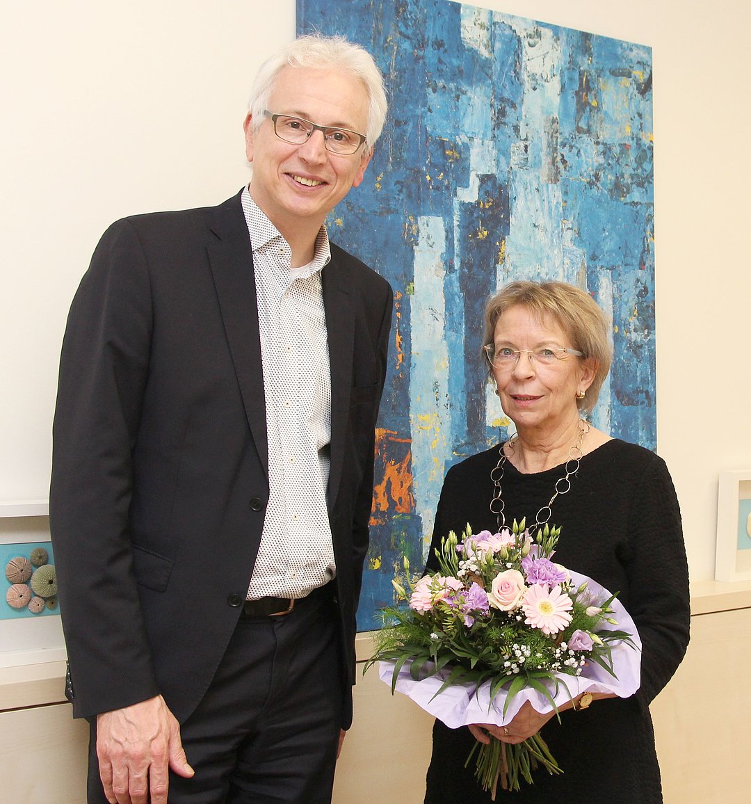Geschäftsführer Martin Engelhardt verabschiedet die langjährige Klinikdirektorin in der Vitos Klinik für Psychosomatik Herborn, Elke Röming, in den Ruhestand.