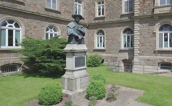 Die Vitos Haina gemeinnützige GmbH fußt auf der Stiftung des „Hohen Hospitals“ im Jahre 1533, gegründet durch Landgraf Philipp den Großmütigen.