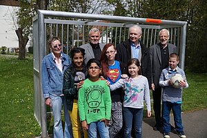 Mitglieder des Vorstandes (von links Else Reitinger, Harri Hirschhäuser, Eberhard Kriews und Gerhard Krum) mit einigen Kindern der Wohngruppe Hasenwald von Vitos Kalmenhof.