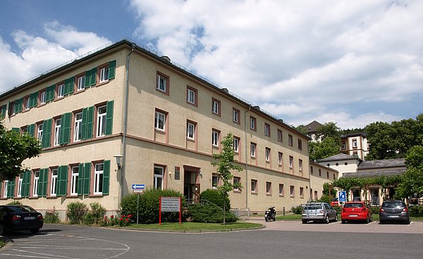 Das Foto zeigt das Verwaltungsgebäude von Vitos Rheingau