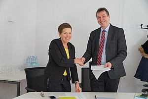 Edeltraud Krämer und Ralf Abel nach der Unterschrift der Kooperationsvereinbarung. 