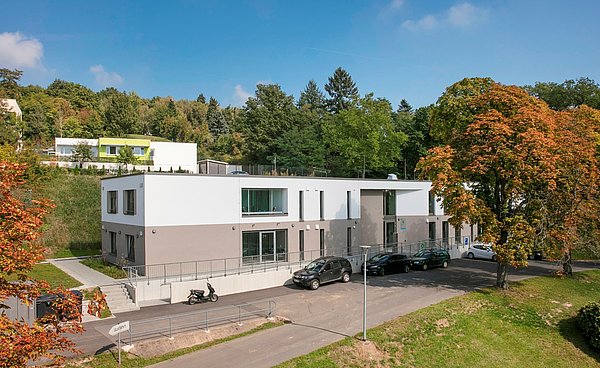 Das Foto zeigt ein Appartementhaus der bgleitenden psychiatrischen Dienste Rheingau