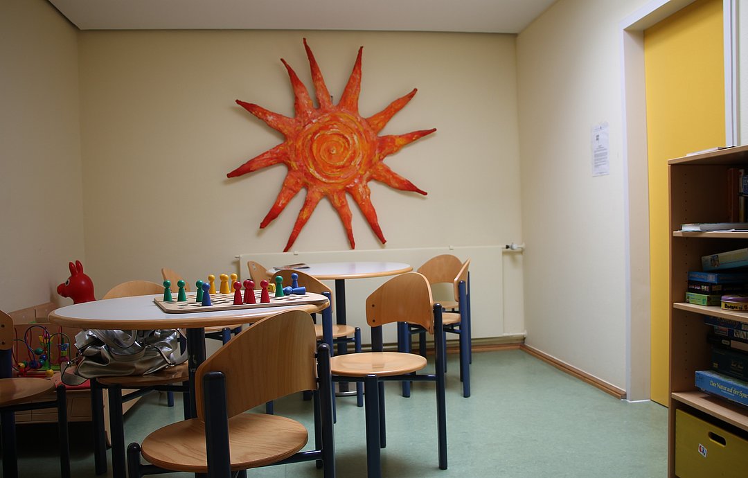 Das Foto zeigt eines der Wartezimmer der Klinik Rheinhöhe