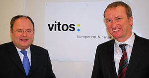 Landesdirektor Uwe Brückmann und Geschäftsführer Reinhard Belling vor neuem Vitos-Logo (Foto: Vitos)