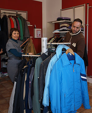 Arbeiten im neuen Second-Hand-Laden: Larissa Bernhardi, Leiterin des Zentrums Rathausstraße, und Klient Ismail. (Foto: Ulrike Mai)
