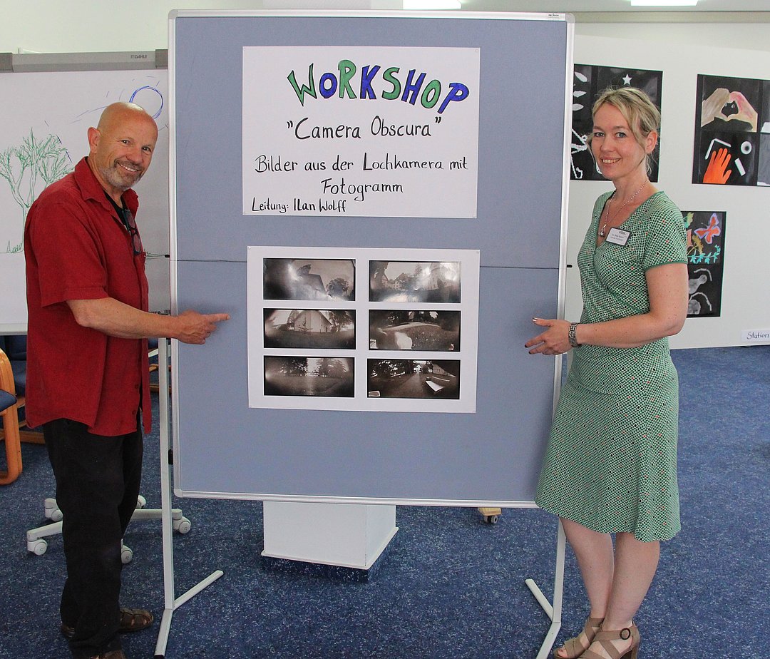 Von links: Fotokünstler Ilan Wolff und Dr. Silke Rusch, Leiterin des Therapiezentrums vom Vitos Klinikum Herborn, freuen sich über den erfolgreichen Workshop.