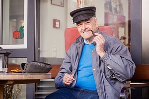Älterer Mann raucht Pfeife