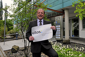 Foto: OK-Geschäftsführer Peter Lutze mit neuem Vitos-Logo